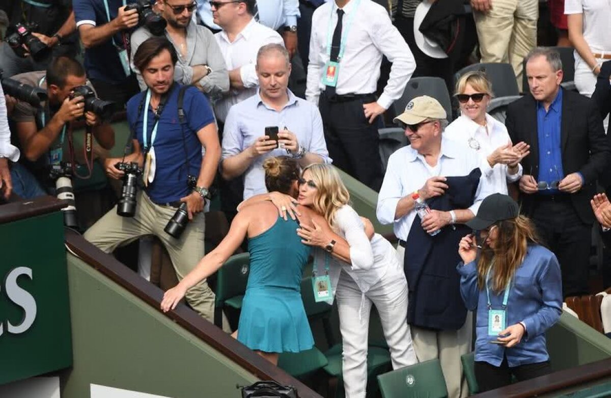 SIMONA HALEP A CÂȘTIGAT ROLAND GARROS // FOTO Cățărarea către primul Grand Slam! Imaginile care nu s-au văzut la TV » I-a făcut "scară" Simonei Halep după finala câștigată