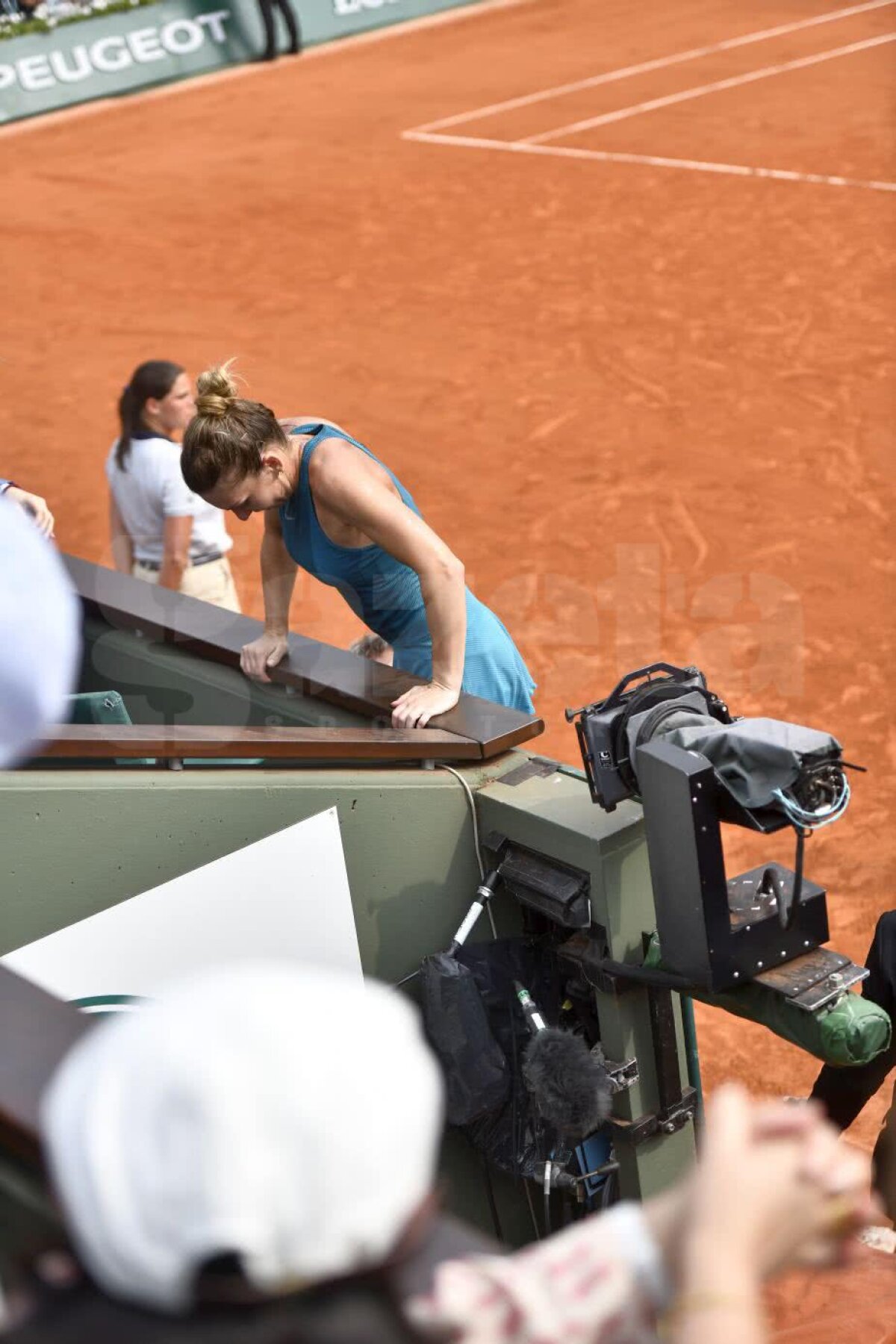 SIMONA HALEP A CÂȘTIGAT ROLAND GARROS // FOTO Cățărarea către primul Grand Slam! Imaginile care nu s-au văzut la TV » I-a făcut "scară" Simonei Halep după finala câștigată