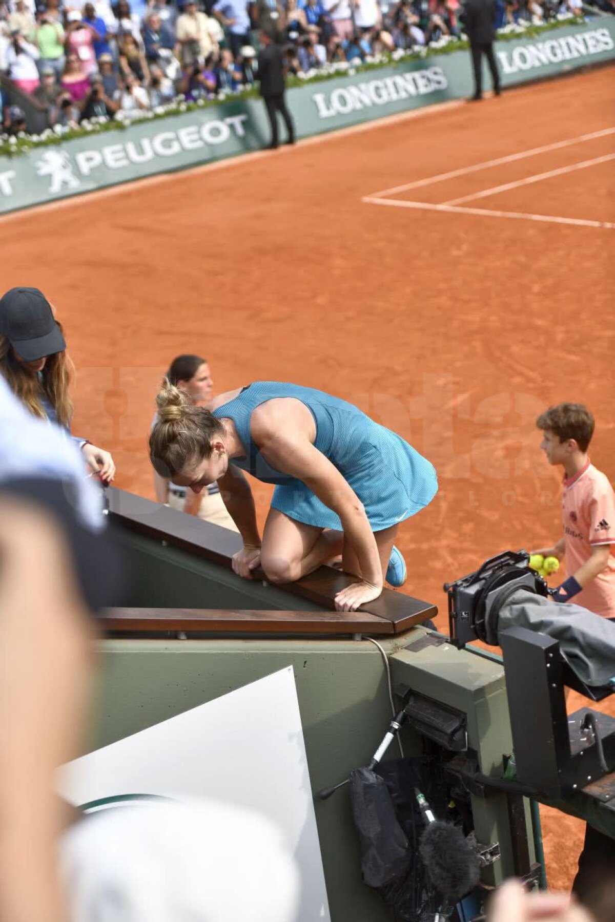 SIMONA HALEP A CÂȘTIGAT ROLAND GARROS // FOTO Cățărarea către primul Grand Slam! Imaginile care nu s-au văzut la TV » I-a făcut "scară" Simonei Halep după finala câștigată