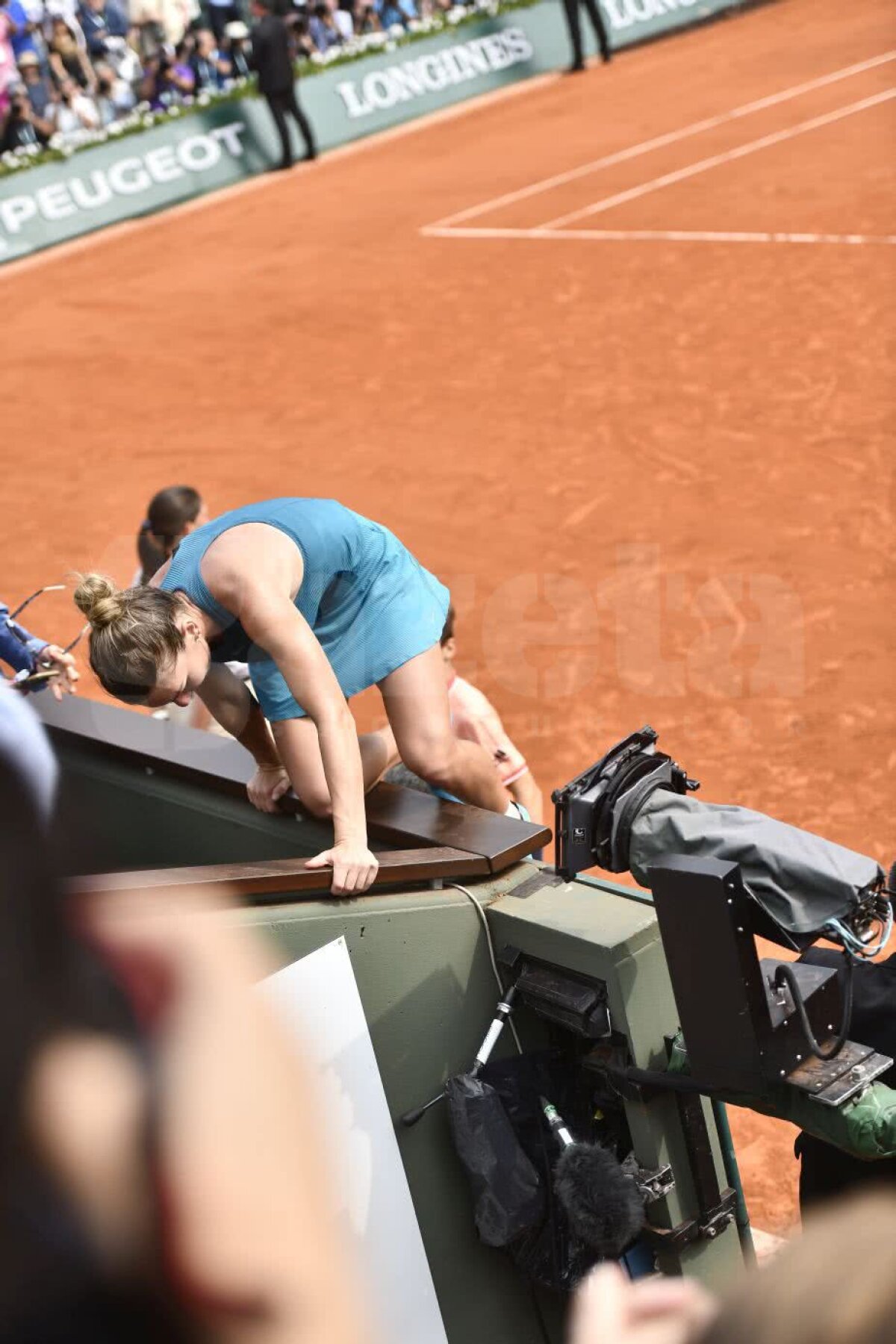 SIMONA HALEP A CÂȘTIGAT ROLAND GARROS // FOTO Cățărarea către primul Grand Slam! Imaginile care nu s-au văzut la TV » I-a făcut "scară" Simonei Halep după finala câștigată