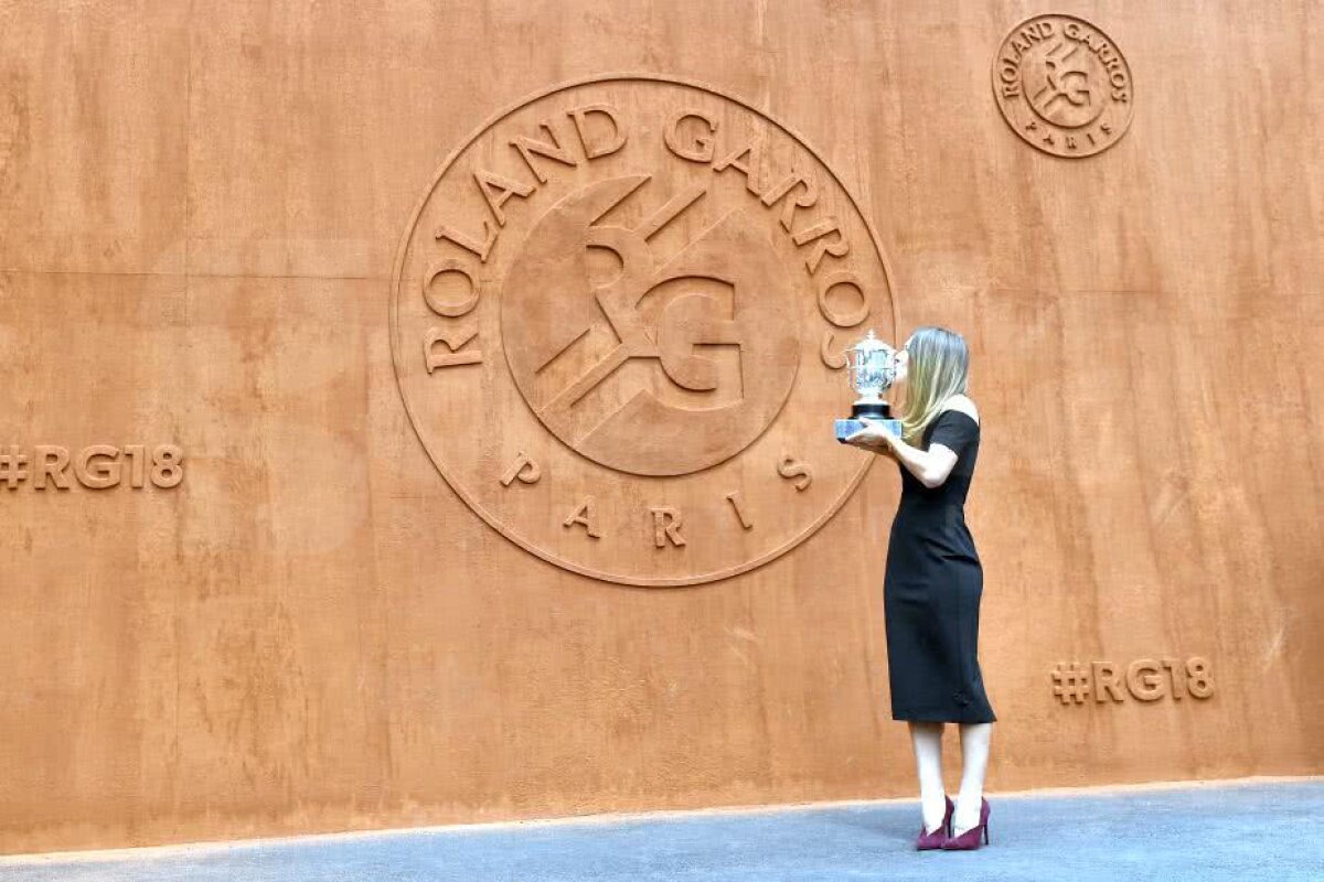 SIMONA HALEP A CÂȘTIGAT ROLAND GARROS // VIDEO + FOTO Simona Halep a prezentat trofeul de la Roland Garros » Apariție fabuloasă a liderului WTA 