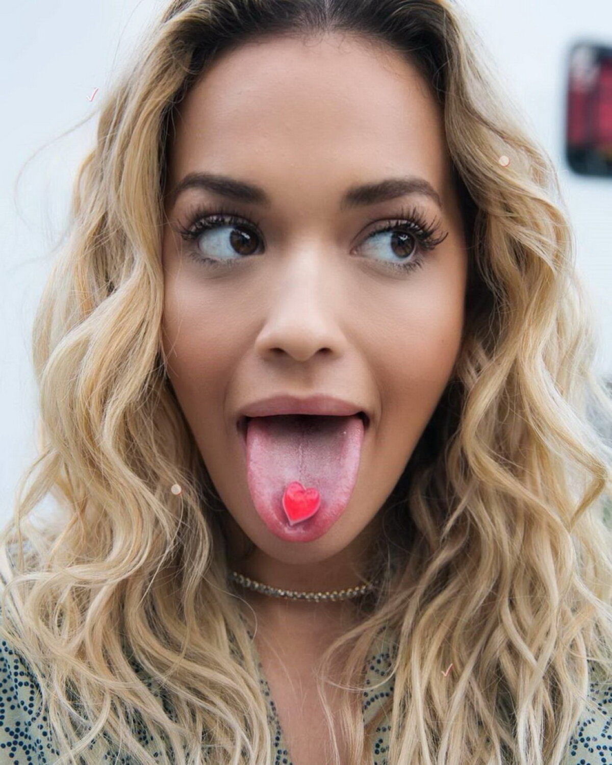 GALERIE FOTO Fotografii incendiare cu Rita Ora: paparazzi au surprins-o în sânii goi!
