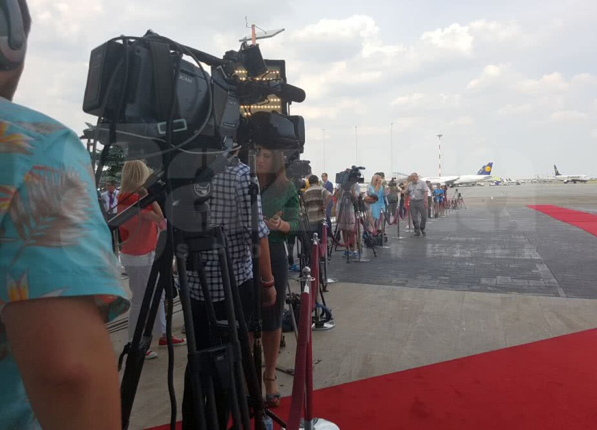 VIDEO+FOTO Simona Halep a ajuns la București cu mini-trofeul Roland Garros » Primele declarații pe aeroport, în fața a peste 100 de ziariști: "E și trofeul României"