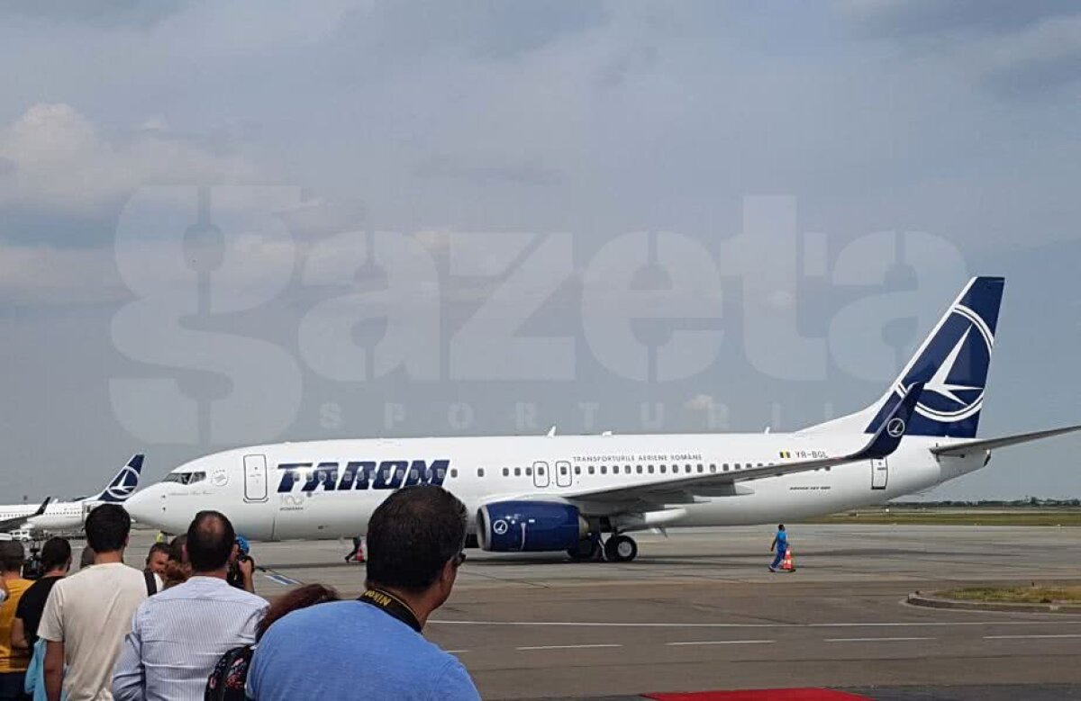 VIDEO+FOTO Simona Halep a ajuns la București cu mini-trofeul Roland Garros » Primele declarații pe aeroport, în fața a peste 100 de ziariști: "E și trofeul României"