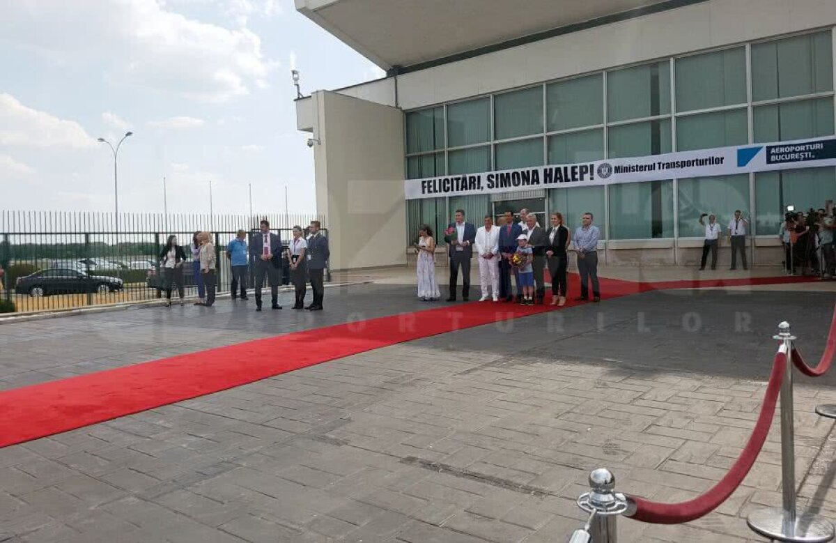 VIDEO+FOTO Simona Halep a ajuns la București cu mini-trofeul Roland Garros » Primele declarații pe aeroport, în fața a peste 100 de ziariști: "E și trofeul României"
