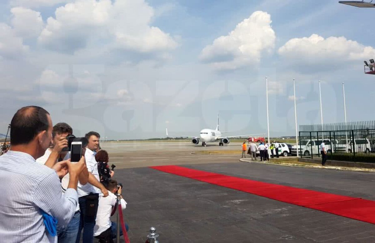 VIDEO+FOTO Simona Halep a ajuns la București cu mini-trofeul Roland Garros » Primele declarații pe aeroport, în fața a peste 100 de ziariști: "E și trofeul României"