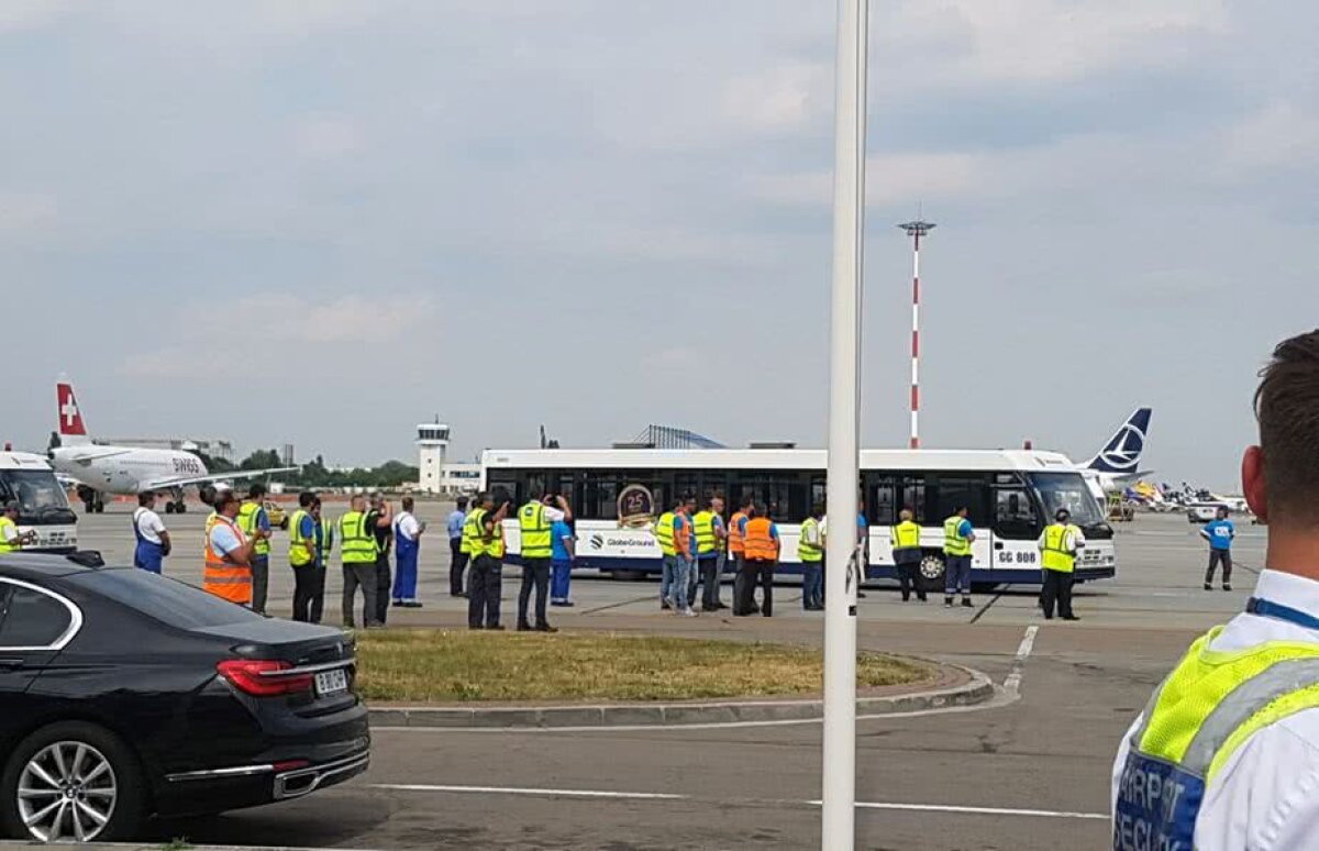 VIDEO+FOTO Simona Halep a ajuns la București cu mini-trofeul Roland Garros » Primele declarații pe aeroport, în fața a peste 100 de ziariști: "E și trofeul României"