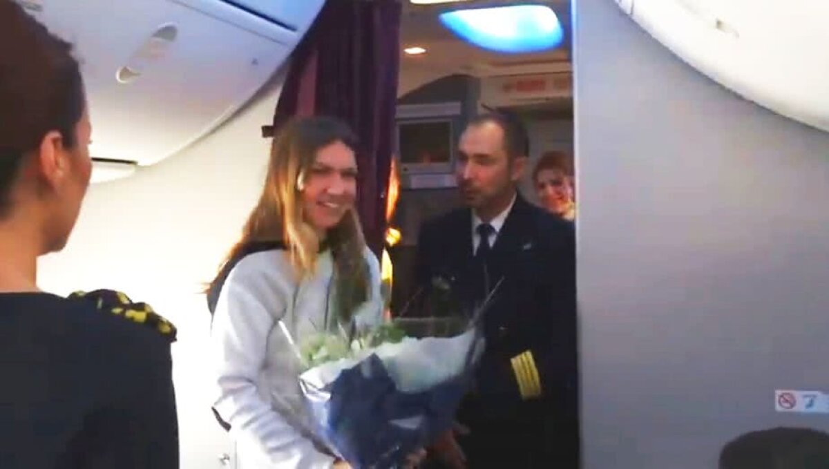 VIDEO+FOTO Simona Halep a ajuns la București cu mini-trofeul Roland Garros » Primele declarații pe aeroport, în fața a peste 100 de ziariști: "E și trofeul României"
