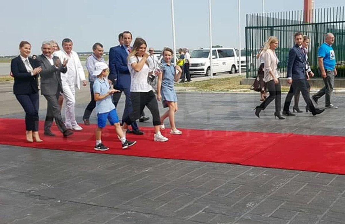VIDEO+FOTO Simona Halep a ajuns la București cu mini-trofeul Roland Garros » Primele declarații pe aeroport, în fața a peste 100 de ziariști: "E și trofeul României"