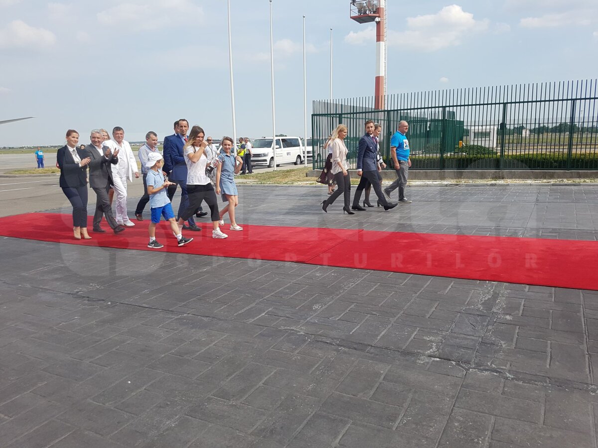 VIDEO+FOTO Simona Halep a ajuns la București cu mini-trofeul Roland Garros » Primele declarații pe aeroport, în fața a peste 100 de ziariști: "E și trofeul României"