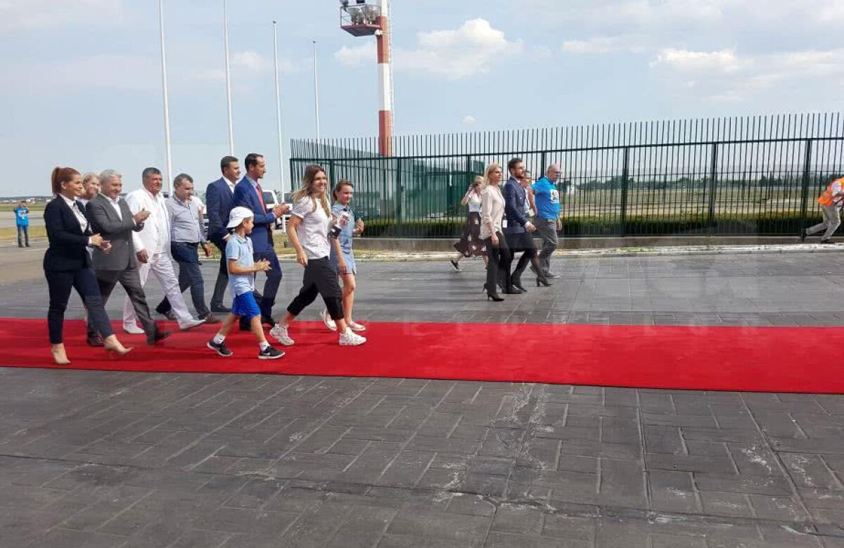 VIDEO+FOTO Simona Halep a ajuns la București cu mini-trofeul Roland Garros » Primele declarații pe aeroport, în fața a peste 100 de ziariști: "E și trofeul României"