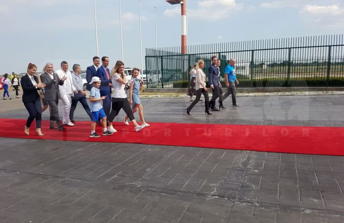 VIDEO+FOTO Simona Halep a ajuns la București cu mini-trofeul Roland Garros » Primele declarații pe aeroport, în fața a peste 100 de ziariști: "E și trofeul României"