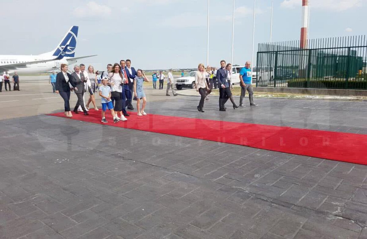 VIDEO+FOTO Simona Halep a ajuns la București cu mini-trofeul Roland Garros » Primele declarații pe aeroport, în fața a peste 100 de ziariști: "E și trofeul României"