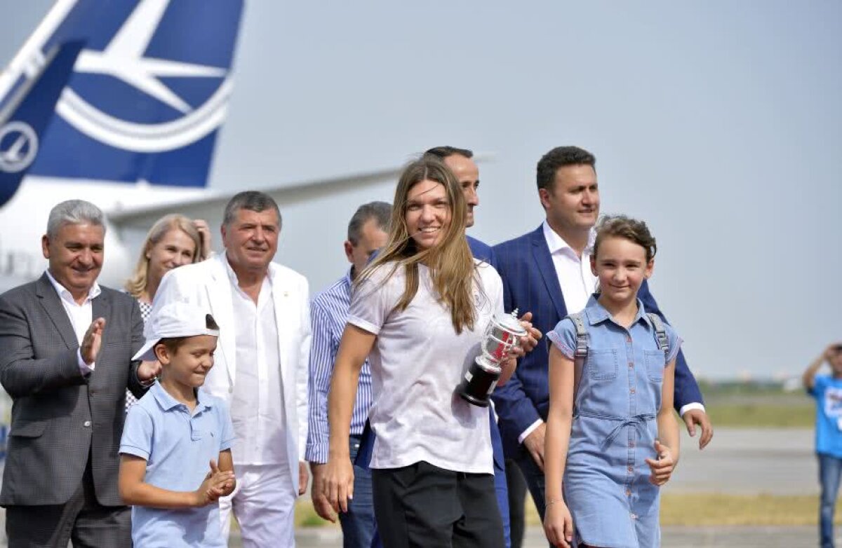 VIDEO+FOTO Simona Halep a ajuns la București cu mini-trofeul Roland Garros » Primele declarații pe aeroport, în fața a peste 100 de ziariști: "E și trofeul României"