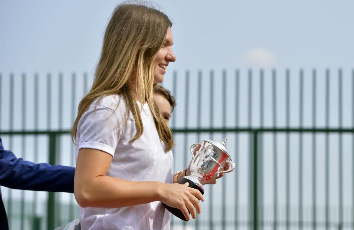 VIDEO+FOTO Simona Halep a ajuns la București cu mini-trofeul Roland Garros » Primele declarații pe aeroport, în fața a peste 100 de ziariști: "E și trofeul României"