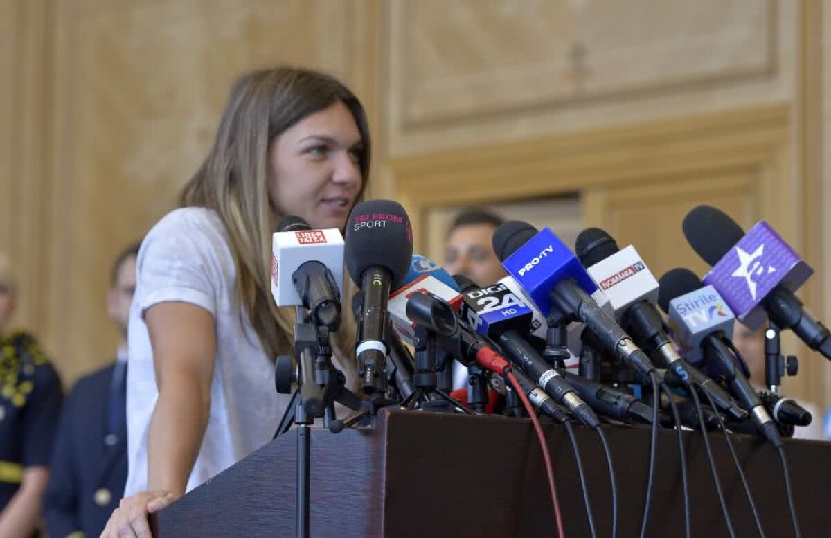 VIDEO+FOTO Simona Halep a ajuns la București cu mini-trofeul Roland Garros » Primele declarații pe aeroport, în fața a peste 100 de ziariști: "E și trofeul României"