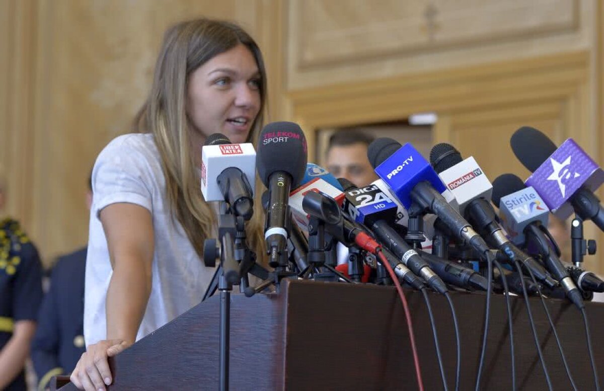 VIDEO+FOTO Simona Halep a ajuns la București cu mini-trofeul Roland Garros » Primele declarații pe aeroport, în fața a peste 100 de ziariști: "E și trofeul României"