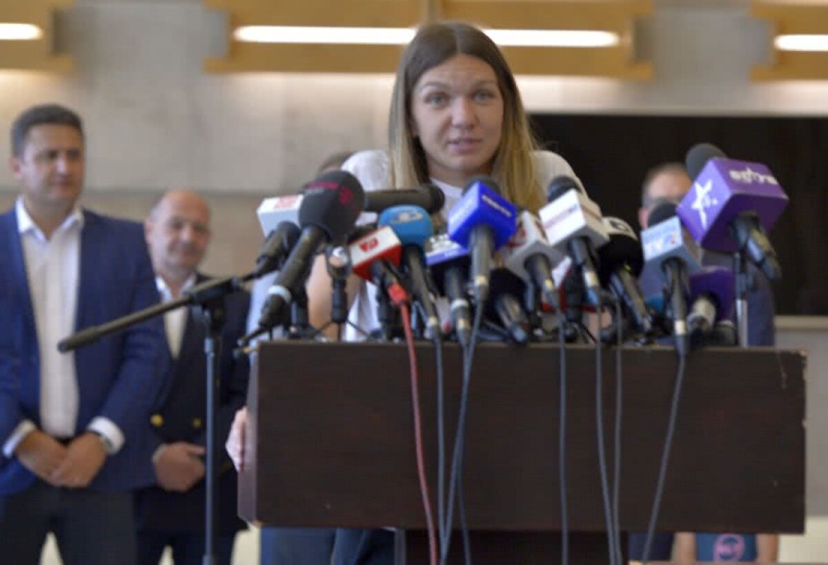 VIDEO+FOTO Simona Halep a ajuns la București cu mini-trofeul Roland Garros » Primele declarații pe aeroport, în fața a peste 100 de ziariști: "E și trofeul României"