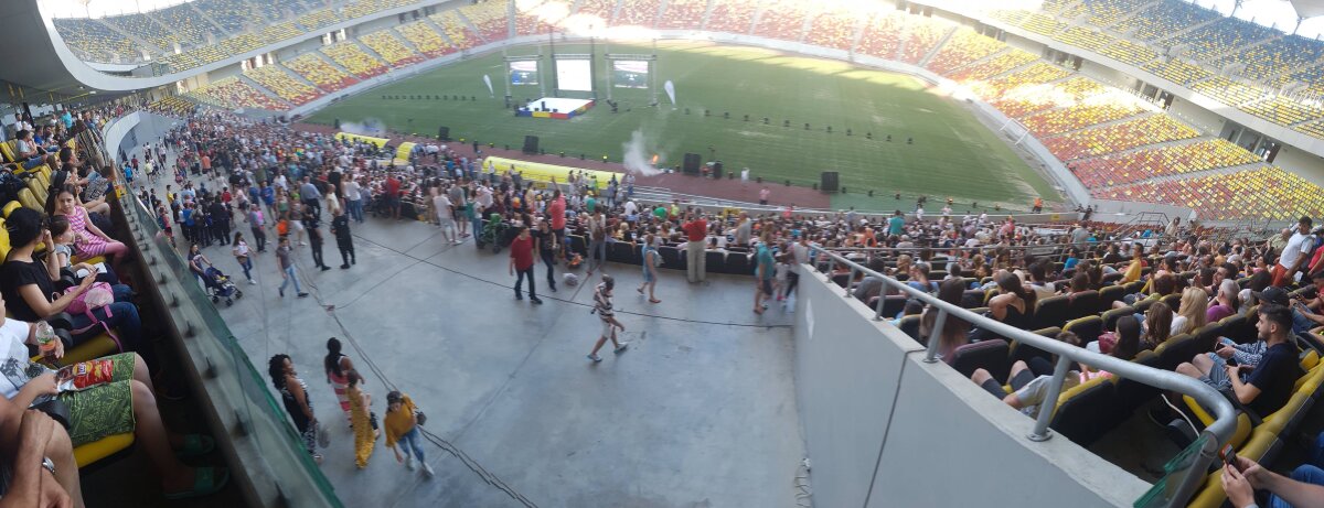 SIMONA HALEP PE ARENA NAȚIONALĂ // Halep a prezentat trofeul pe Arena Națională, în fața a 15.000 de fani: "Sunt mai emoționată ca la Roland Garros" » Firea, huiduită copios în timpul discursului