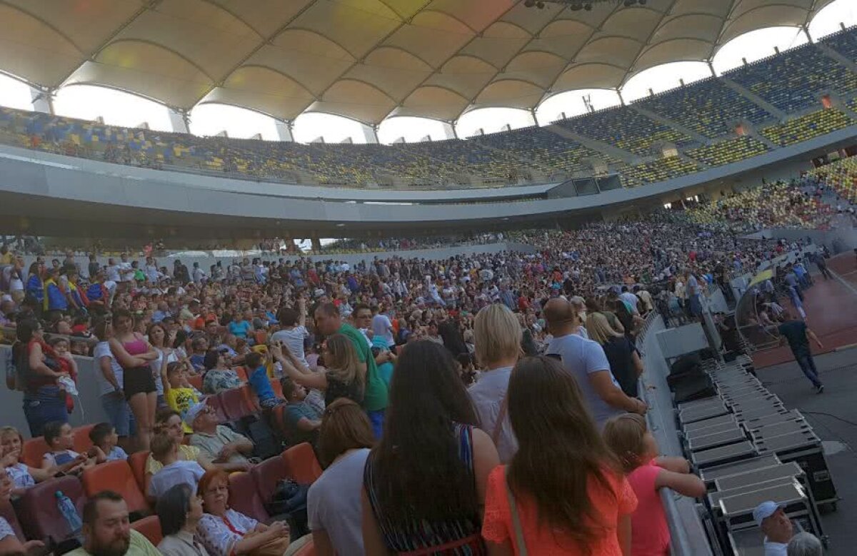 SIMONA HALEP PE ARENA NAȚIONALĂ // Halep a prezentat trofeul pe Arena Națională, în fața a 15.000 de fani: "Sunt mai emoționată ca la Roland Garros" » Firea, huiduită copios în timpul discursului