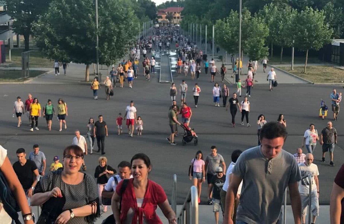 SIMONA HALEP PE ARENA NAȚIONALĂ // Halep a prezentat trofeul pe Arena Națională, în fața a 15.000 de fani: "Sunt mai emoționată ca la Roland Garros" » Firea, huiduită copios în timpul discursului