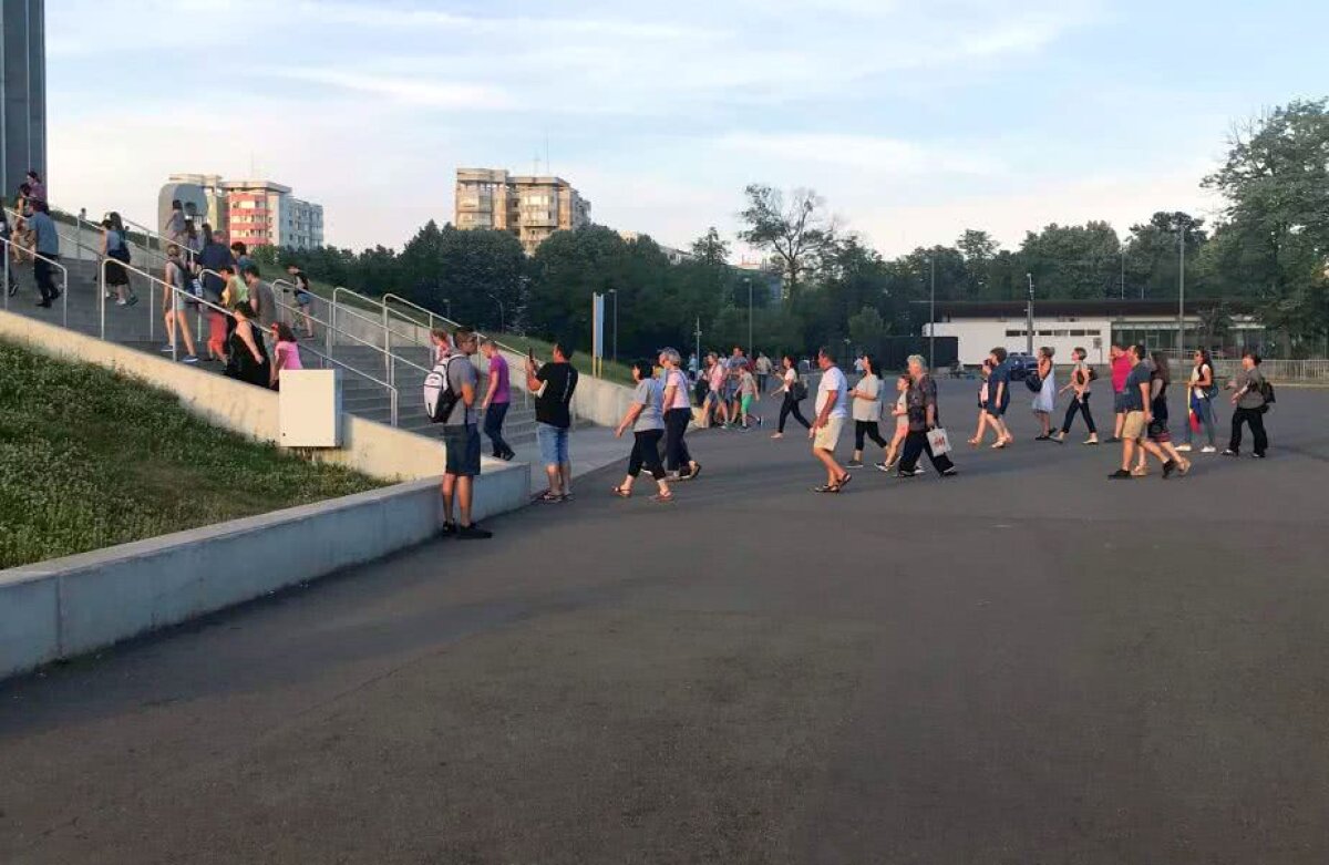 SIMONA HALEP PE ARENA NAȚIONALĂ // Halep a prezentat trofeul pe Arena Națională, în fața a 15.000 de fani: "Sunt mai emoționată ca la Roland Garros" » Firea, huiduită copios în timpul discursului