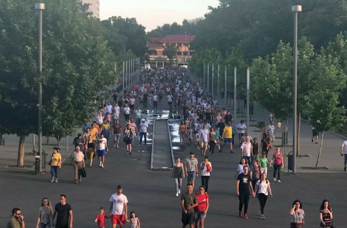 SIMONA HALEP PE ARENA NAȚIONALĂ // Halep a prezentat trofeul pe Arena Națională, în fața a 15.000 de fani: "Sunt mai emoționată ca la Roland Garros" » Firea, huiduită copios în timpul discursului