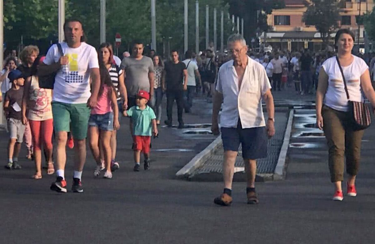 SIMONA HALEP PE ARENA NAȚIONALĂ // Halep a prezentat trofeul pe Arena Națională, în fața a 15.000 de fani: "Sunt mai emoționată ca la Roland Garros" » Firea, huiduită copios în timpul discursului