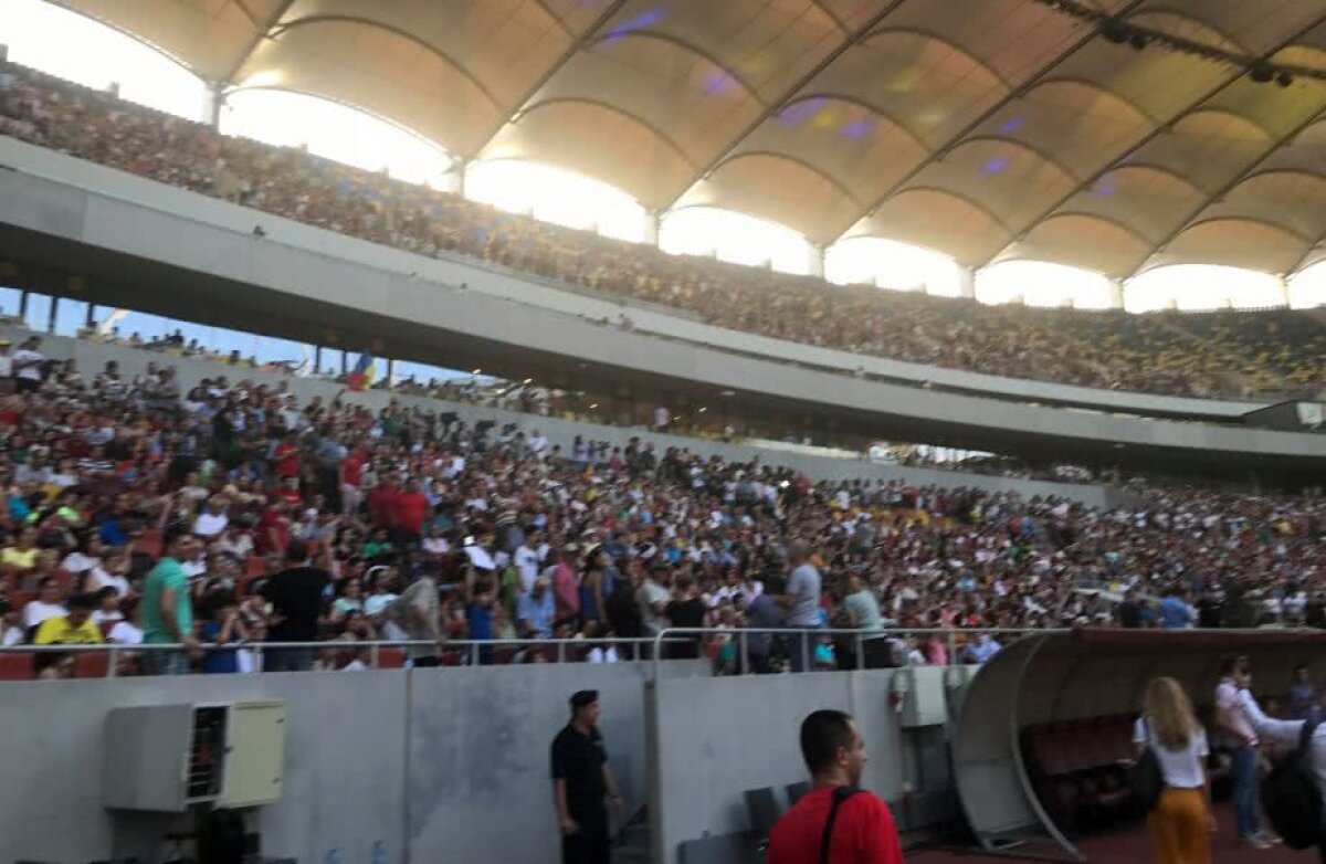 SIMONA HALEP PE ARENA NAȚIONALĂ // Halep a prezentat trofeul pe Arena Națională, în fața a 15.000 de fani: "Sunt mai emoționată ca la Roland Garros" » Firea, huiduită copios în timpul discursului