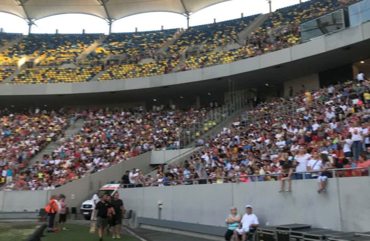 SIMONA HALEP PE ARENA NAȚIONALĂ // Halep a prezentat trofeul pe Arena Națională, în fața a 15.000 de fani: "Sunt mai emoționată ca la Roland Garros" » Firea, huiduită copios în timpul discursului