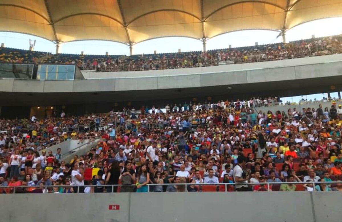 SIMONA HALEP PE ARENA NAȚIONALĂ // Halep a prezentat trofeul pe Arena Națională, în fața a 15.000 de fani: "Sunt mai emoționată ca la Roland Garros" » Firea, huiduită copios în timpul discursului