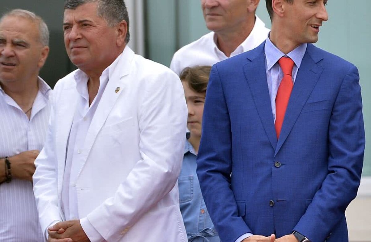 GALERIE FOTO Nume cunoscute au așteptat-o pe Simona Halep la aeroport » Un fost primar a surprins prin vestimentație