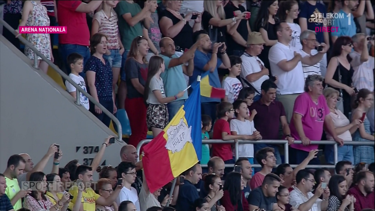 SIMONA HALEP PE ARENA NAȚIONALĂ // Halep a prezentat trofeul pe Arena Națională, în fața a 15.000 de fani: "Sunt mai emoționată ca la Roland Garros" » Firea, huiduită copios în timpul discursului