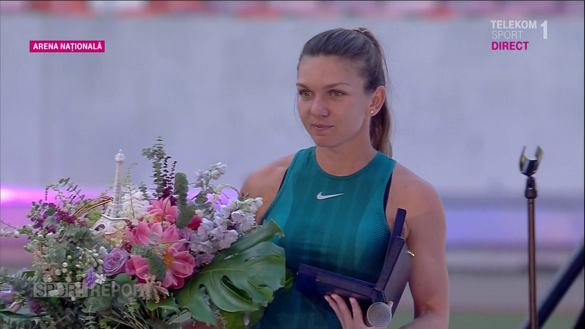 SIMONA HALEP PE ARENA NAȚIONALĂ // Halep a prezentat trofeul pe Arena Națională, în fața a 15.000 de fani: "Sunt mai emoționată ca la Roland Garros" » Firea, huiduită copios în timpul discursului