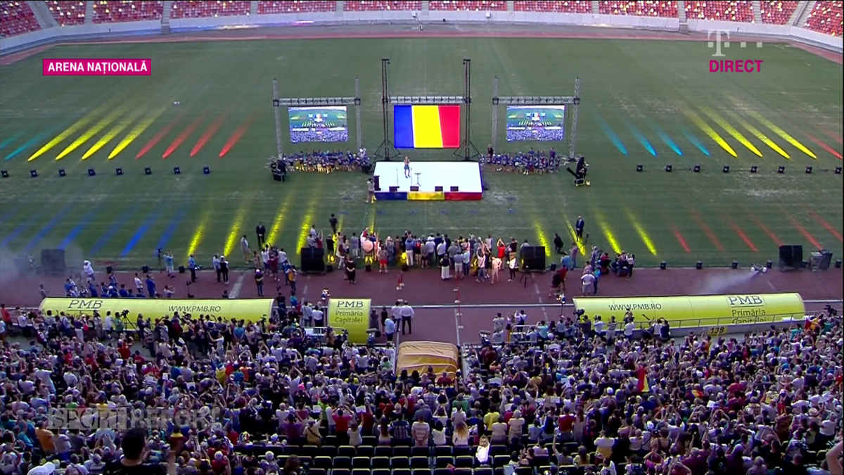 SIMONA HALEP PE ARENA NAȚIONALĂ // Halep a prezentat trofeul pe Arena Națională, în fața a 15.000 de fani: "Sunt mai emoționată ca la Roland Garros" » Firea, huiduită copios în timpul discursului