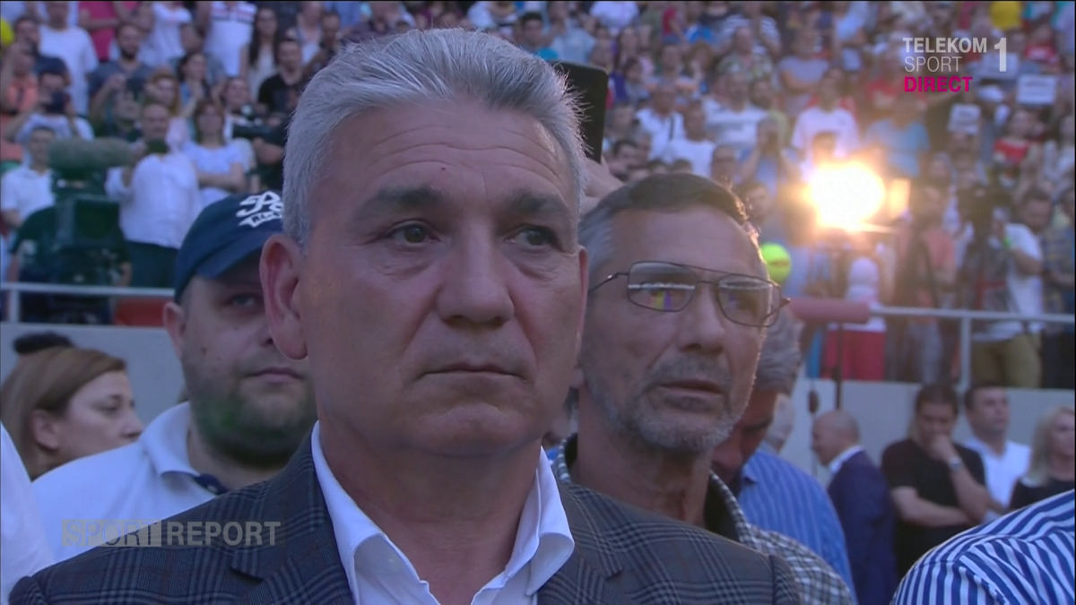 SIMONA HALEP PE ARENA NAȚIONALĂ // Halep a prezentat trofeul pe Arena Națională, în fața a 15.000 de fani: "Sunt mai emoționată ca la Roland Garros" » Firea, huiduită copios în timpul discursului