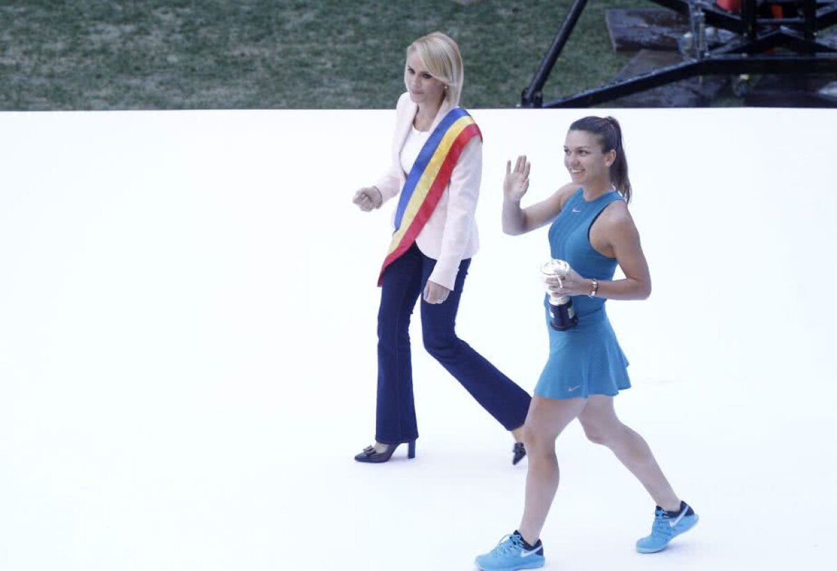 SIMONA HALEP PE ARENA NAȚIONALĂ // Halep a prezentat trofeul pe Arena Națională, în fața a 15.000 de fani: "Sunt mai emoționată ca la Roland Garros" » Firea, huiduită copios în timpul discursului