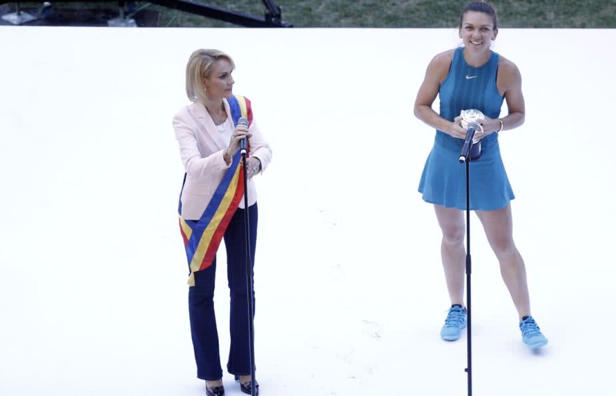 SIMONA HALEP PE ARENA NAȚIONALĂ // Halep a prezentat trofeul pe Arena Națională, în fața a 15.000 de fani: "Sunt mai emoționată ca la Roland Garros" » Firea, huiduită copios în timpul discursului