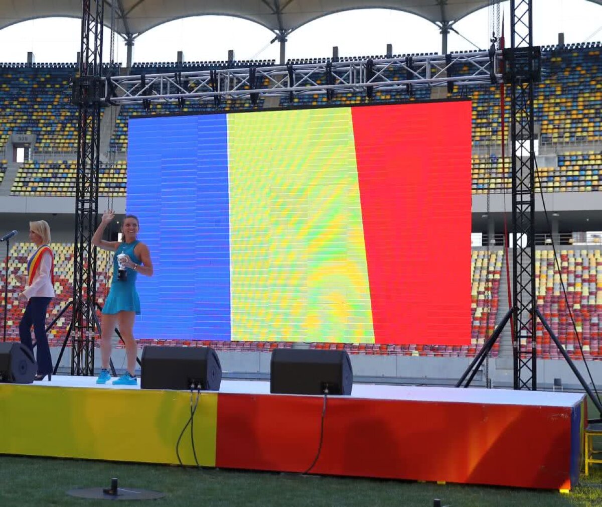 SIMONA HALEP PE ARENA NAȚIONALĂ // Halep a prezentat trofeul pe Arena Națională, în fața a 15.000 de fani: "Sunt mai emoționată ca la Roland Garros" » Firea, huiduită copios în timpul discursului