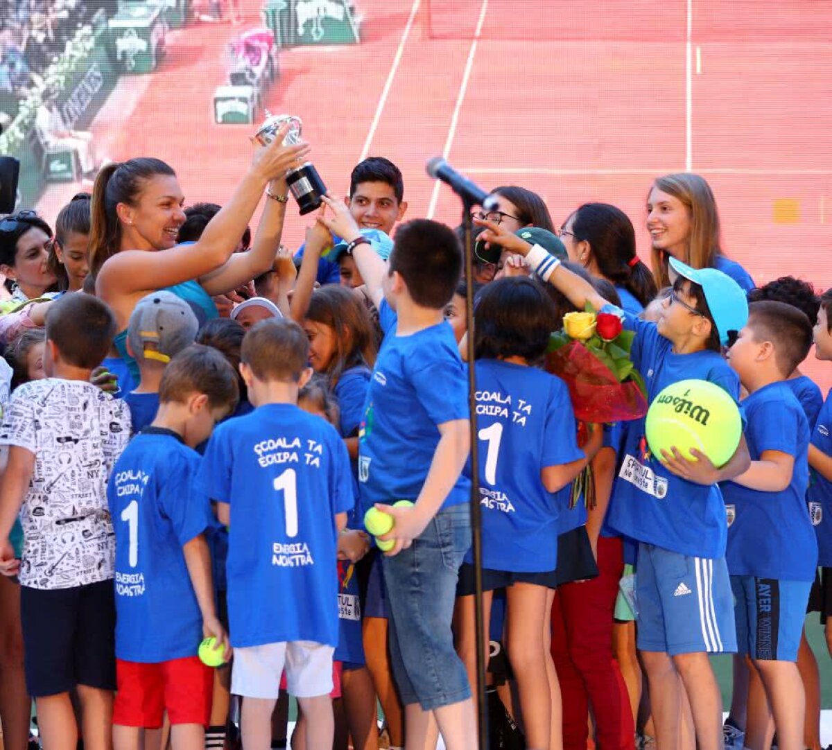 SIMONA HALEP PE ARENA NAȚIONALĂ // Halep a prezentat trofeul pe Arena Națională, în fața a 15.000 de fani: "Sunt mai emoționată ca la Roland Garros" » Firea, huiduită copios în timpul discursului