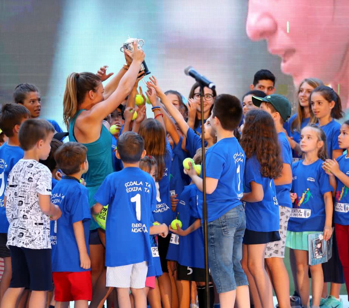 SIMONA HALEP PE ARENA NAȚIONALĂ // Halep a prezentat trofeul pe Arena Națională, în fața a 15.000 de fani: "Sunt mai emoționată ca la Roland Garros" » Firea, huiduită copios în timpul discursului