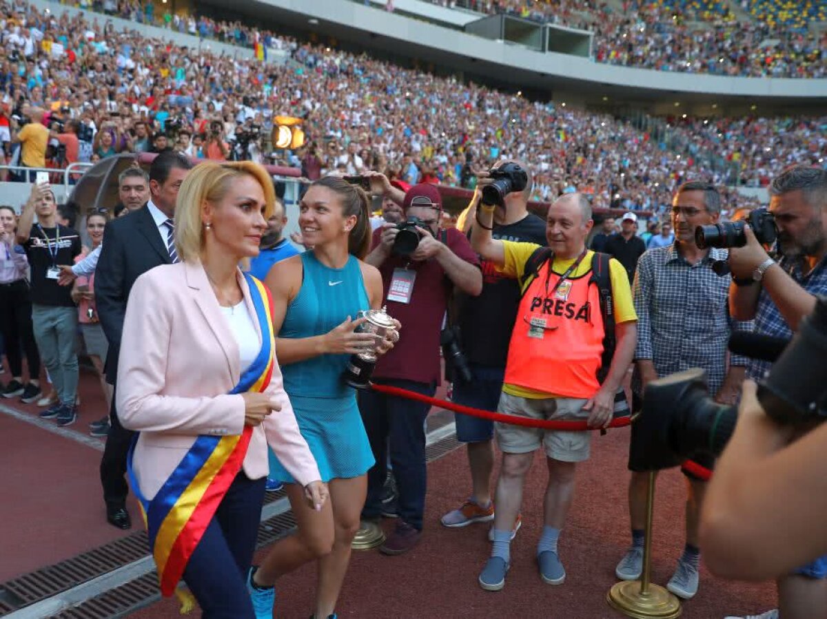 SIMONA HALEP PE ARENA NAȚIONALĂ // Halep a prezentat trofeul pe Arena Națională, în fața a 15.000 de fani: "Sunt mai emoționată ca la Roland Garros" » Firea, huiduită copios în timpul discursului