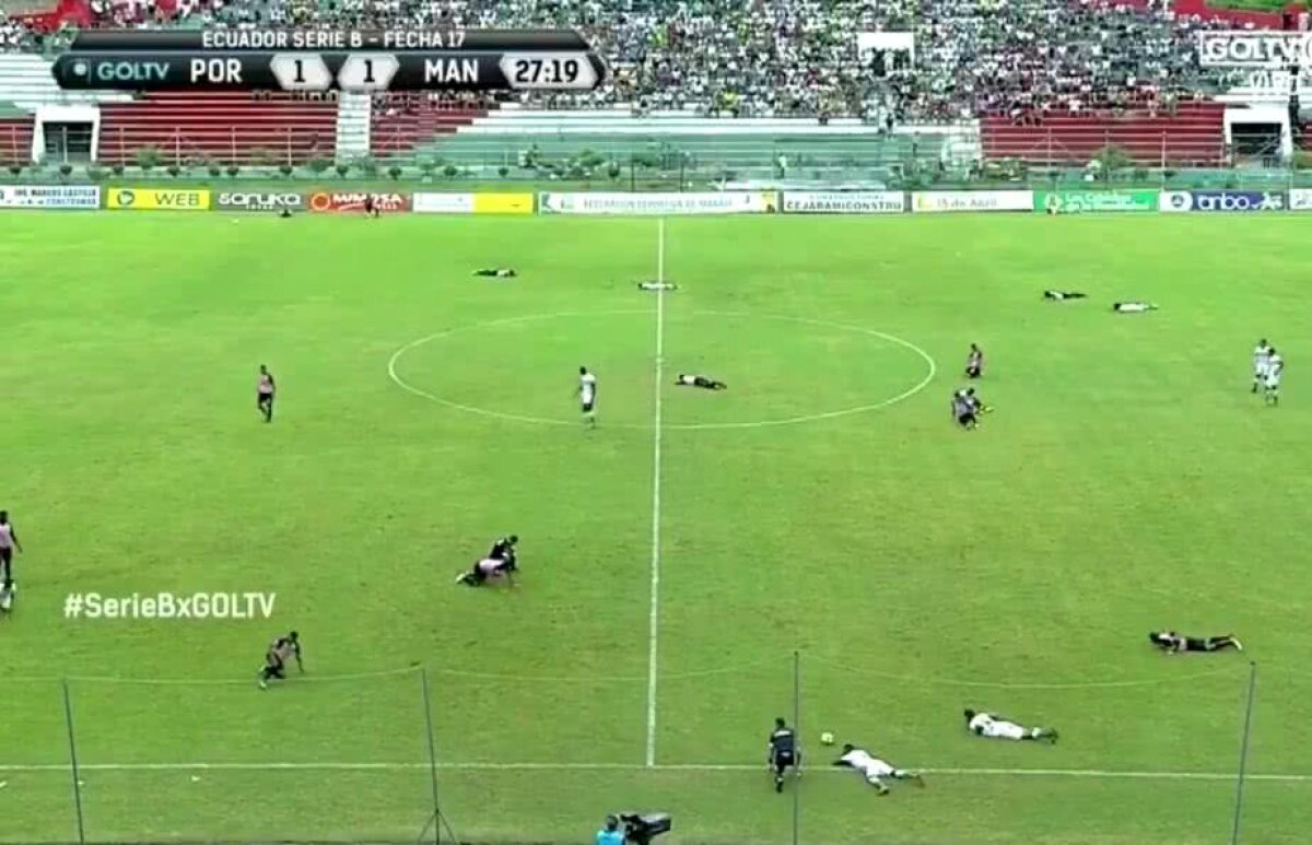 VIDEO + FOTO Scene incredibile! Jocul a fost întrerupt și jucătorii s-au întins pe teren