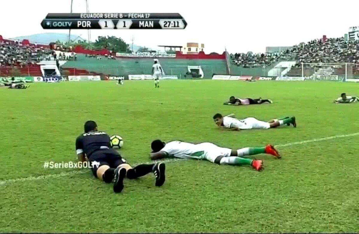 VIDEO + FOTO Scene incredibile! Jocul a fost întrerupt și jucătorii s-au întins pe teren