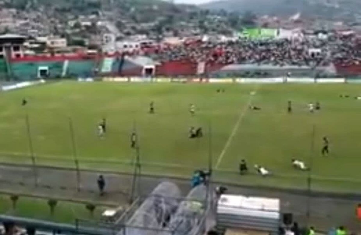 VIDEO + FOTO Scene incredibile! Jocul a fost întrerupt și jucătorii s-au întins pe teren