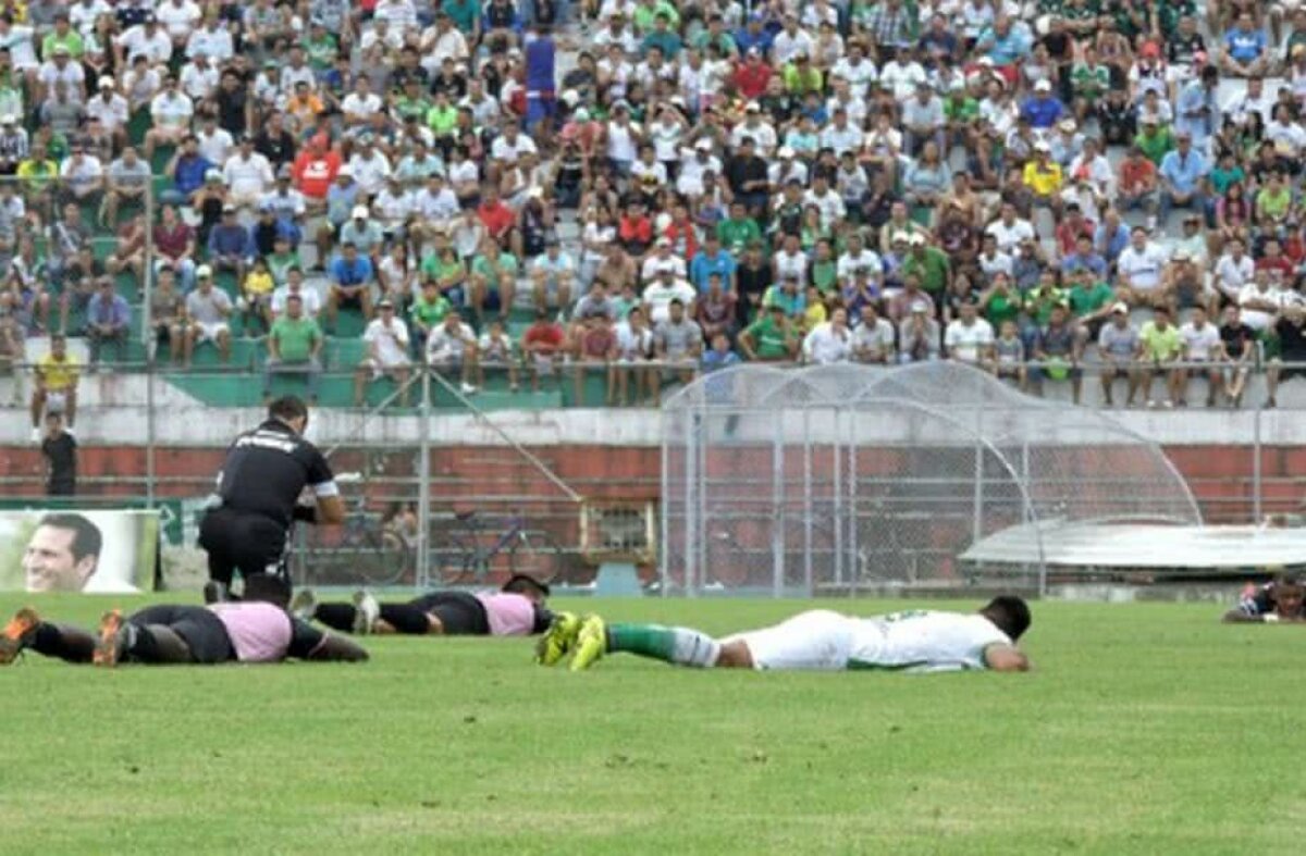 VIDEO + FOTO Scene incredibile! Jocul a fost întrerupt și jucătorii s-au întins pe teren