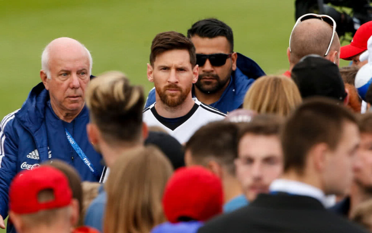 FOTO Leo Messi și Kun Aguero, mesaj savuros pe ușa camerei 221 :) 