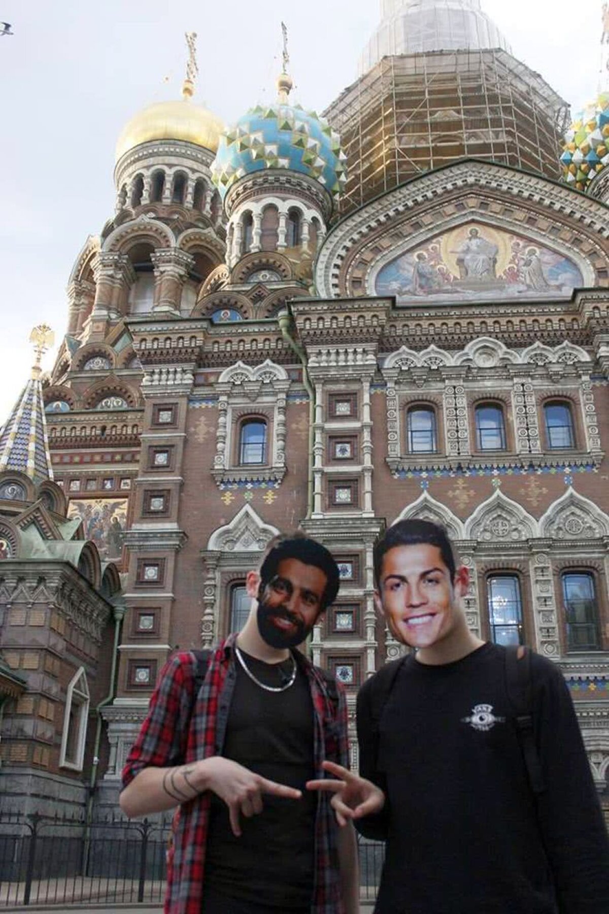 Corespondență GSP din Rusia » VIDEO + FOTO Mingea divină » Băiețelul care joacă fotbal în cea mai frumoasă catedrală din Sankt Petersburg 