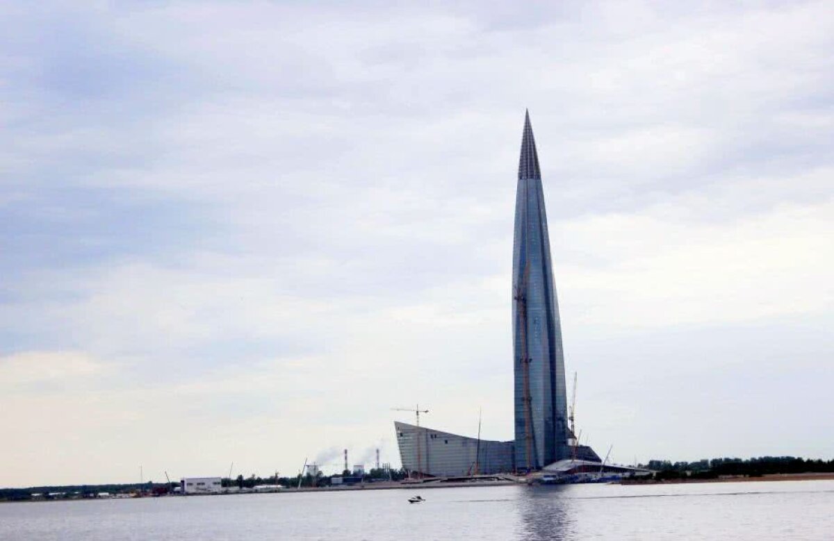 Corespondență din Rusia » Reportaj de la o clădire impresionantă: Gazprom City controlează fotbalul mondial dintre nori!
