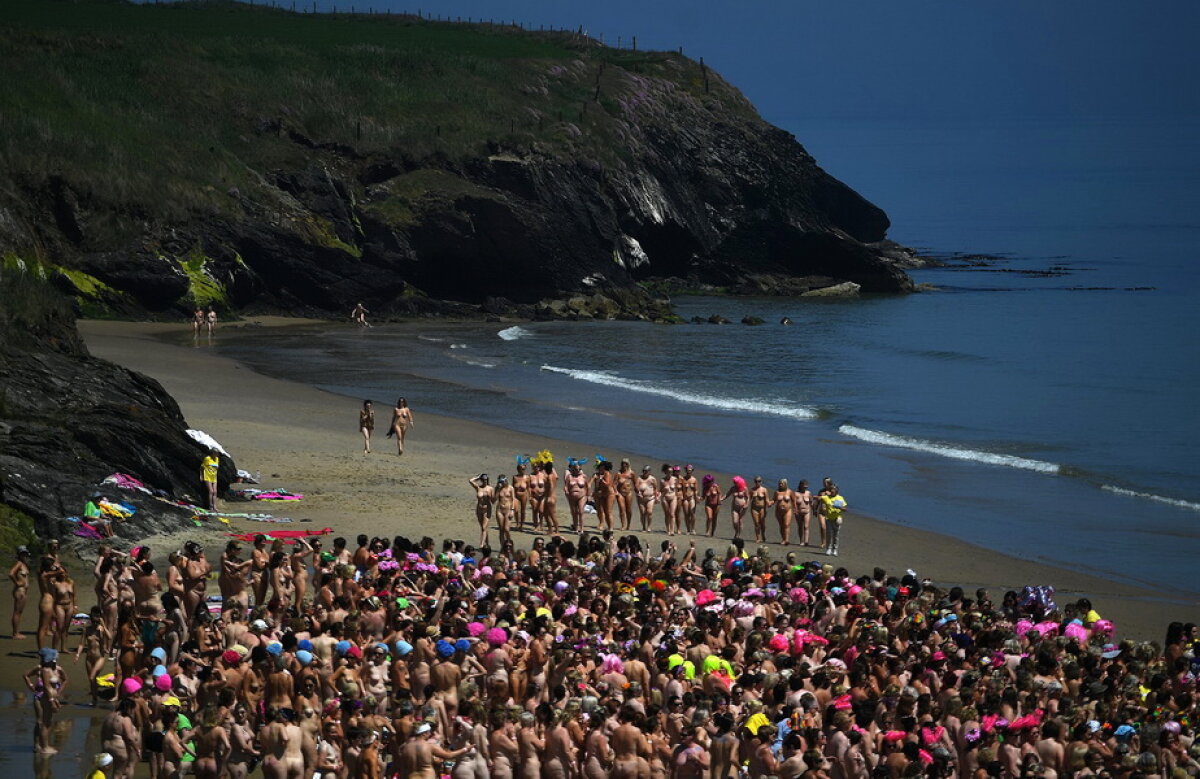 FOTO & VIDEO Imagini de senzaţie » Peste 2.500 de femei goale pe plajă în acelaşi timp!